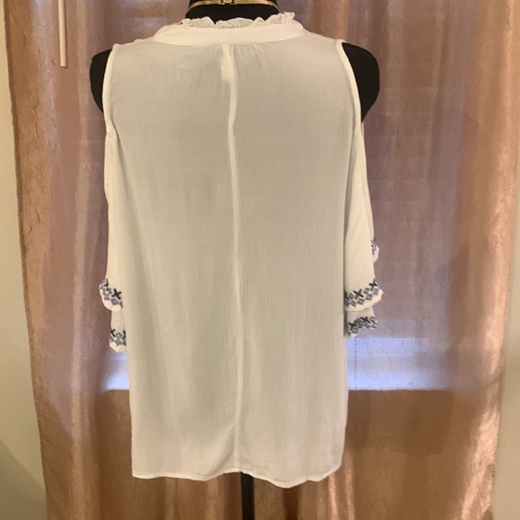 🌹Francesca’s Collection Beautiful White & Blue Embroidered Blouse - Picture 2 of 10